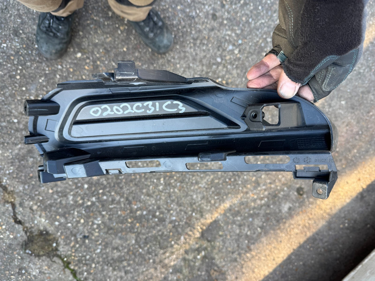 Genuine Volvo XC60 Right Mount Bracket Part Number 31425182 NO FAKE