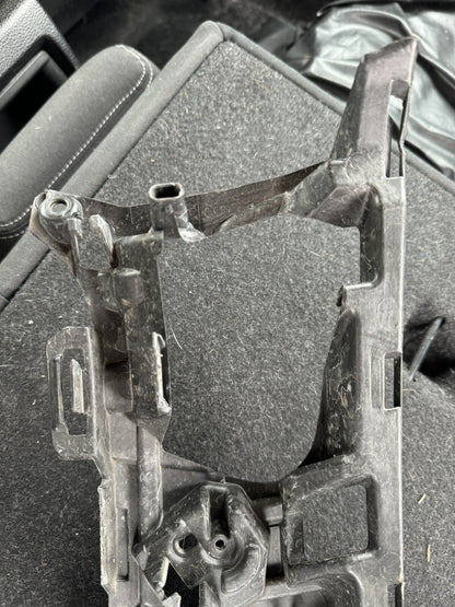Mount Bracket - Volvo V90 (32227396) LH