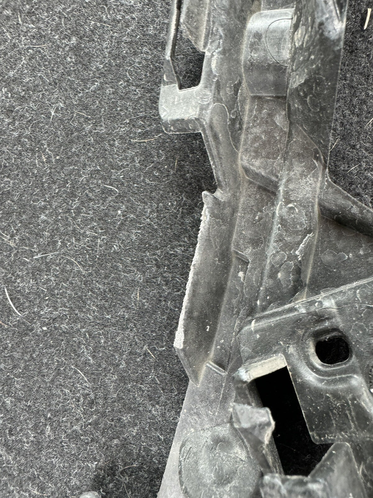 Mount Bracket - Volvo V90 (32227396) LH