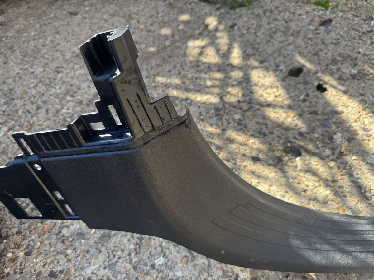 L8B2-13244-AE8PVJ Door Sill trim cover Kick Plate Rear Right DEFENDER II L663