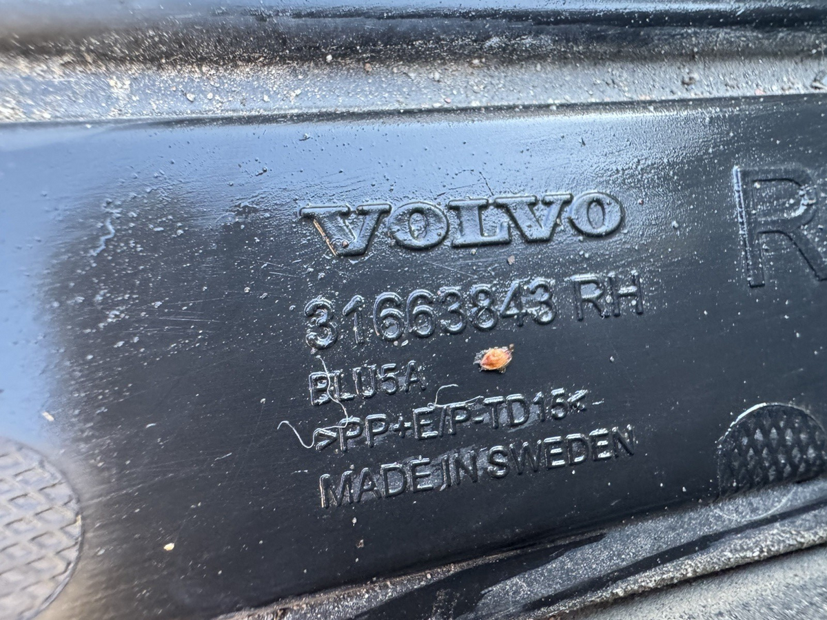 คิ้วกระจังหน้า กันชนหน้า ขวา VOLVO XC90 31663843