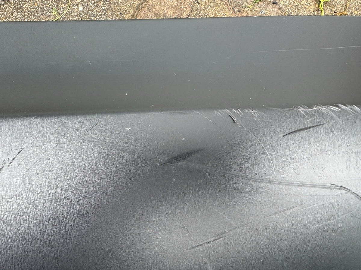 LAND ROVER DISCOVERY 5 L462 TRIM MOULDING BAWAH PINTU BELAKANG KIRI HY32274A49A