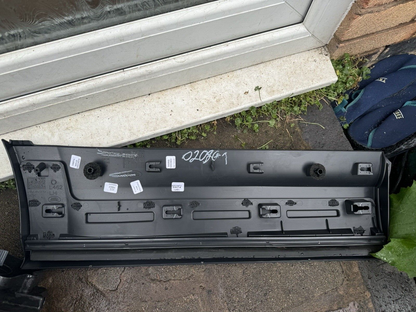 LAND ROVER DISCOVERY 5 L462 TRIM MOULDING BAWAH PINTU BELAKANG KIRI HY32274A49A