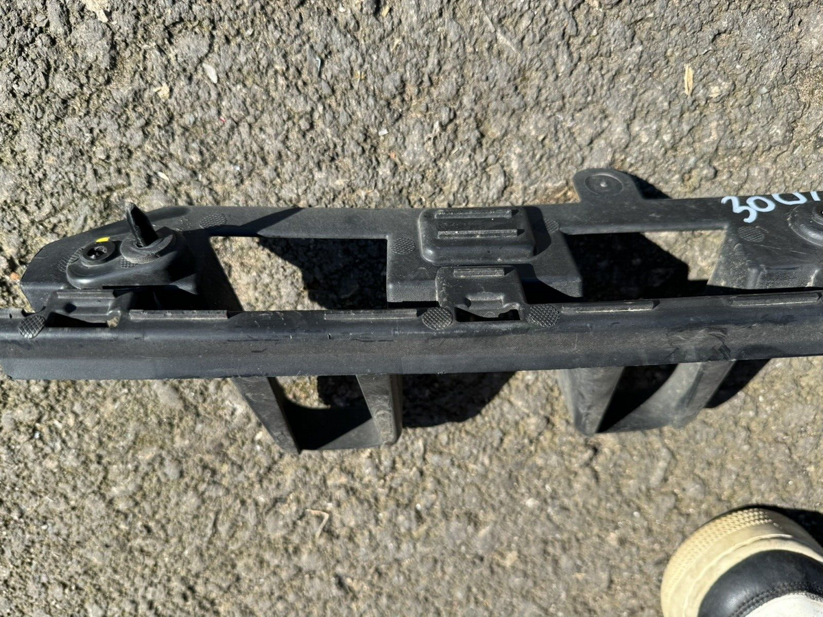 18-21 Breket Bumper Tengah Belakang Hatchback Ford Focus Mk4 5DR ~ JX7B-17B861