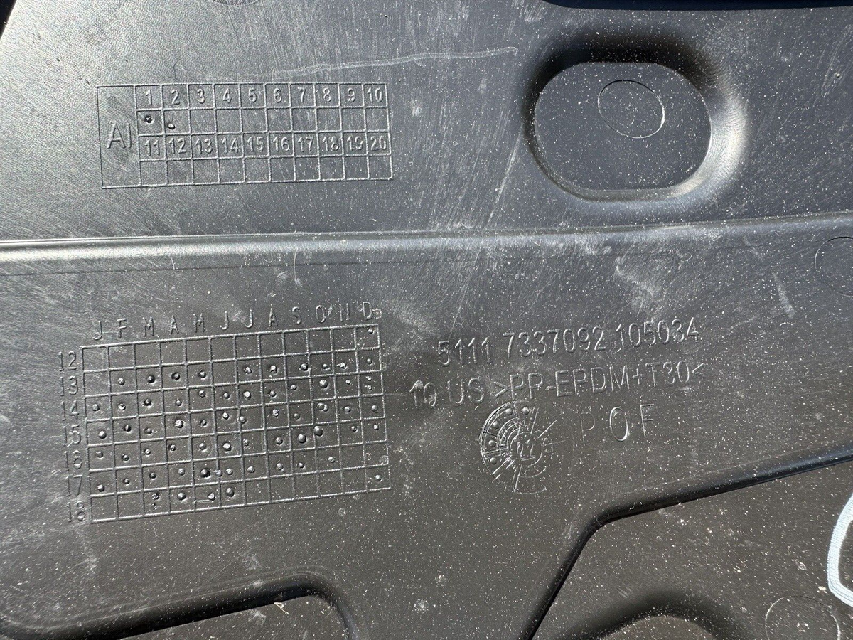 14-18 BMW X5 右側前葉子板內鐵支架 51117337092