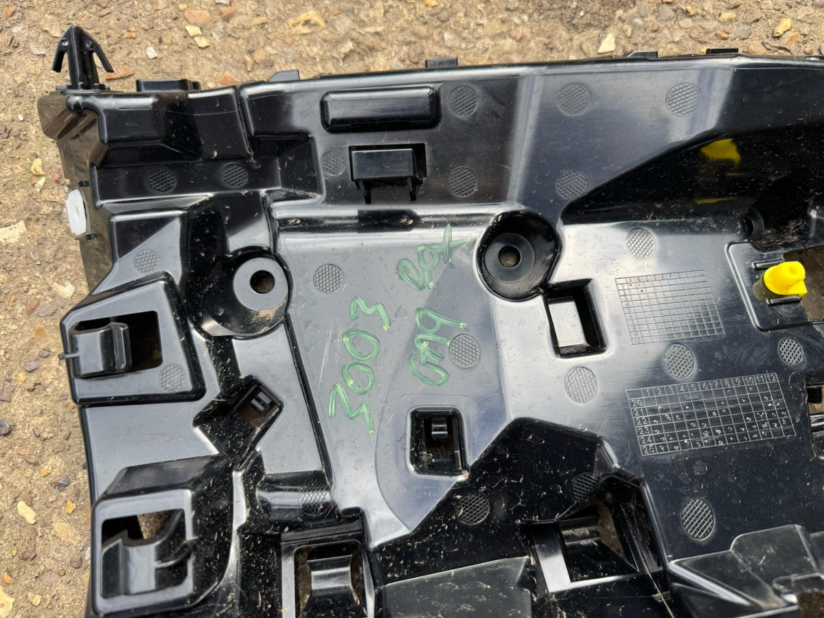 Range Rover L460 Rear bumper right bracket M8E2-17A881-AB