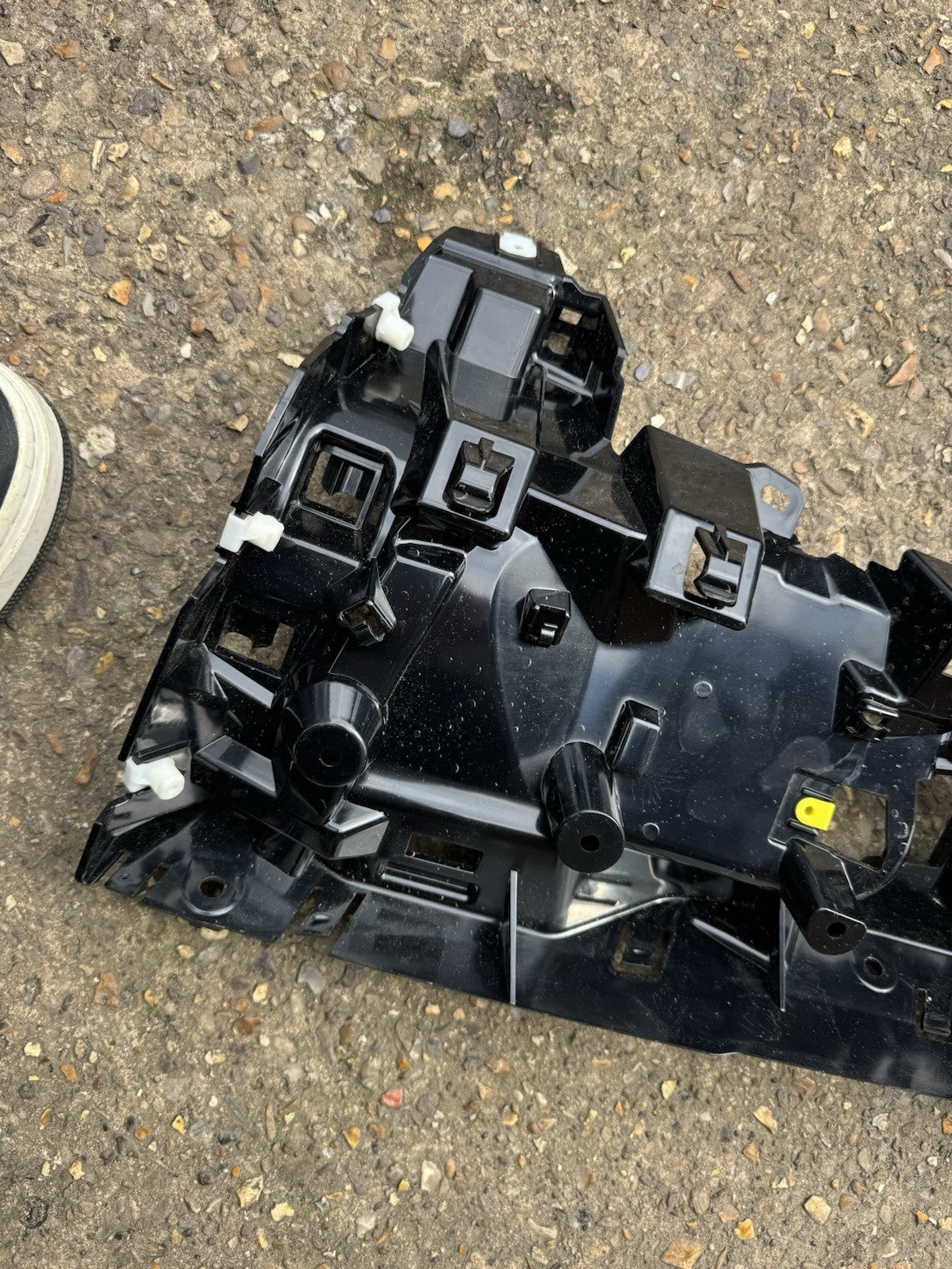 Range Rover L460 Rear bumper right bracket M8E2-17A881-AB