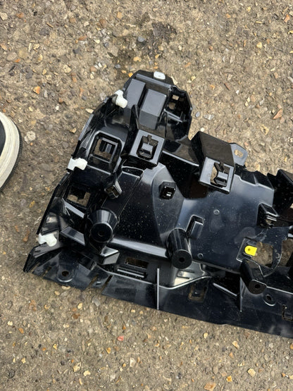 Range Rover L460 Rear bumper right bracket M8E2-17A881-AB
