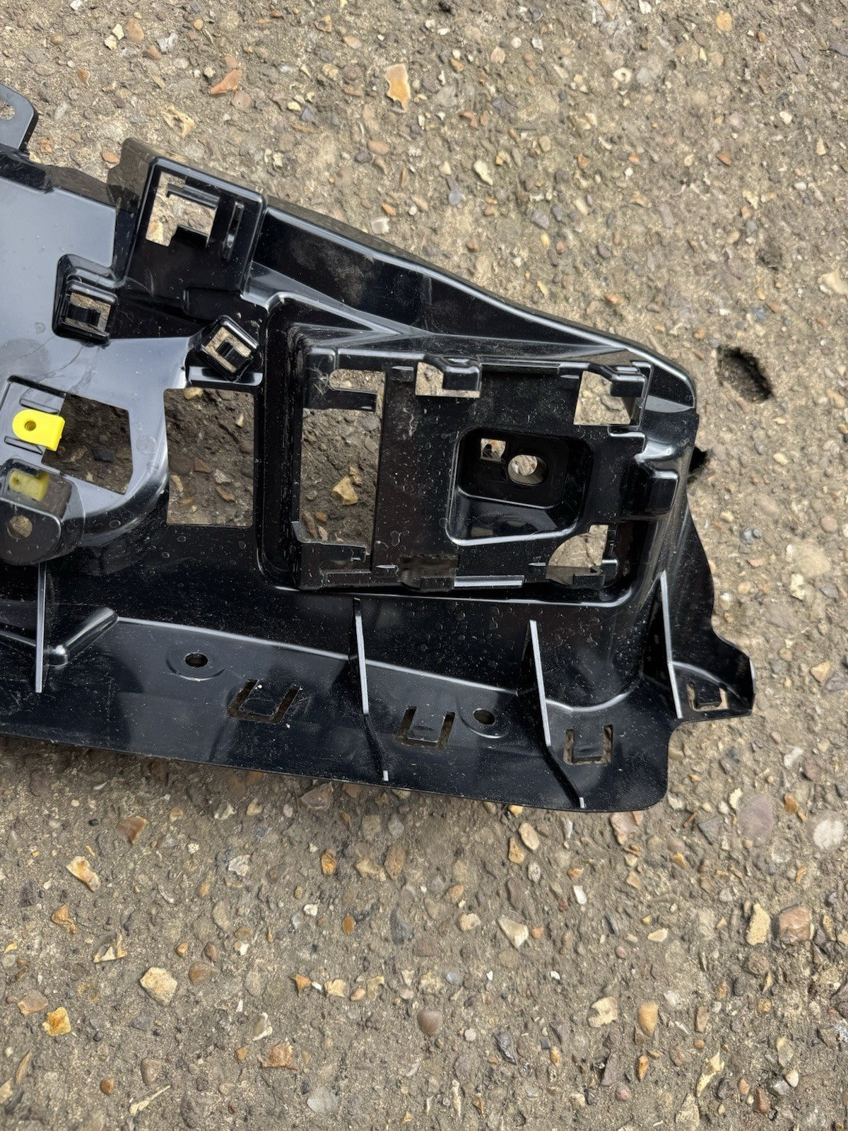 Range Rover L460 Rear bumper right bracket M8E2-17A881-AB