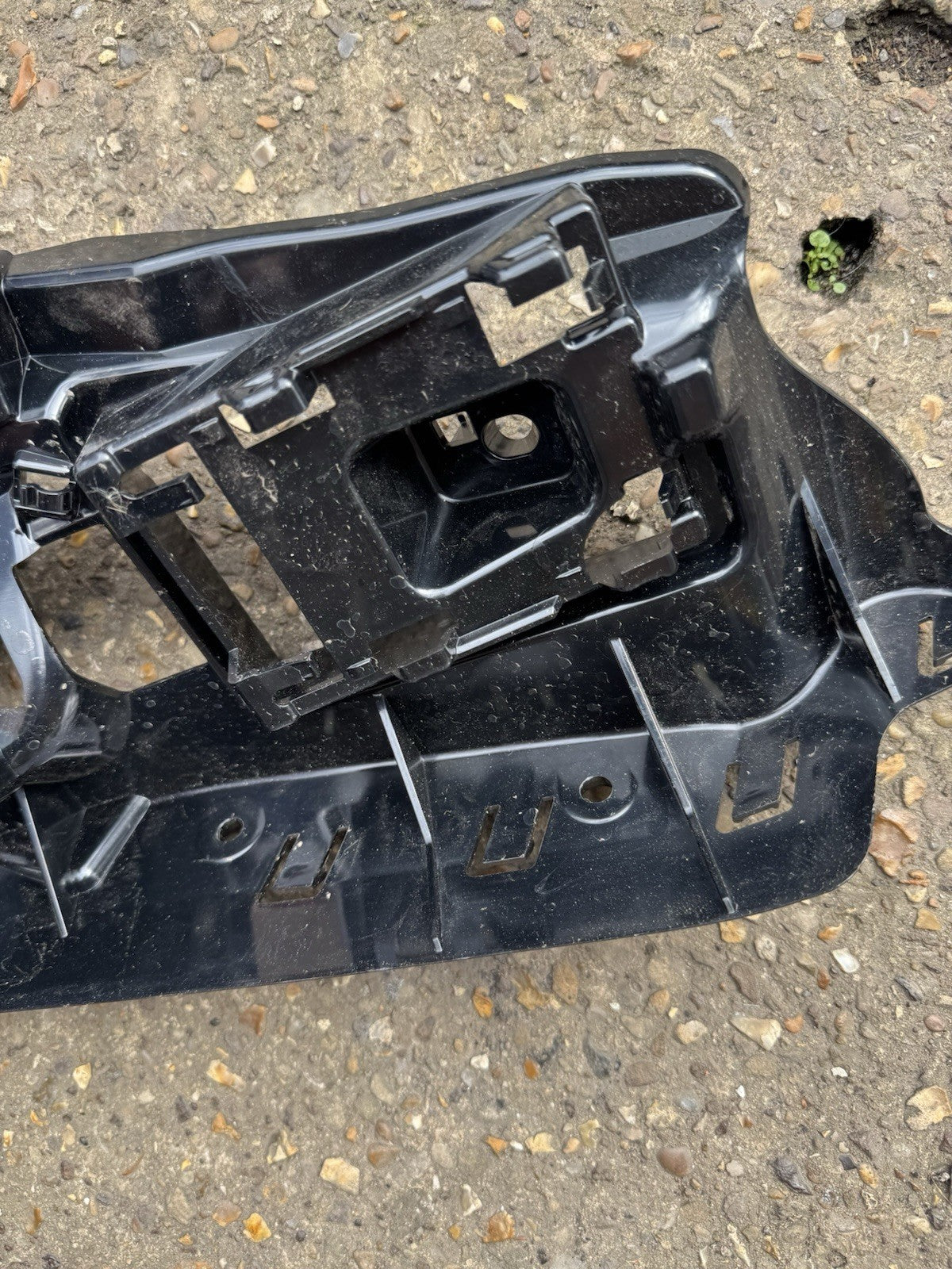 Range Rover L460 Rear bumper right bracket M8E2-17A881-AB