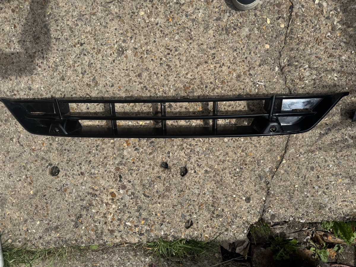 DAMAGED ! VOLVO V90 R-DESIGN FRONT BUMPER LOWER GRILLE 2020-ON 32227395