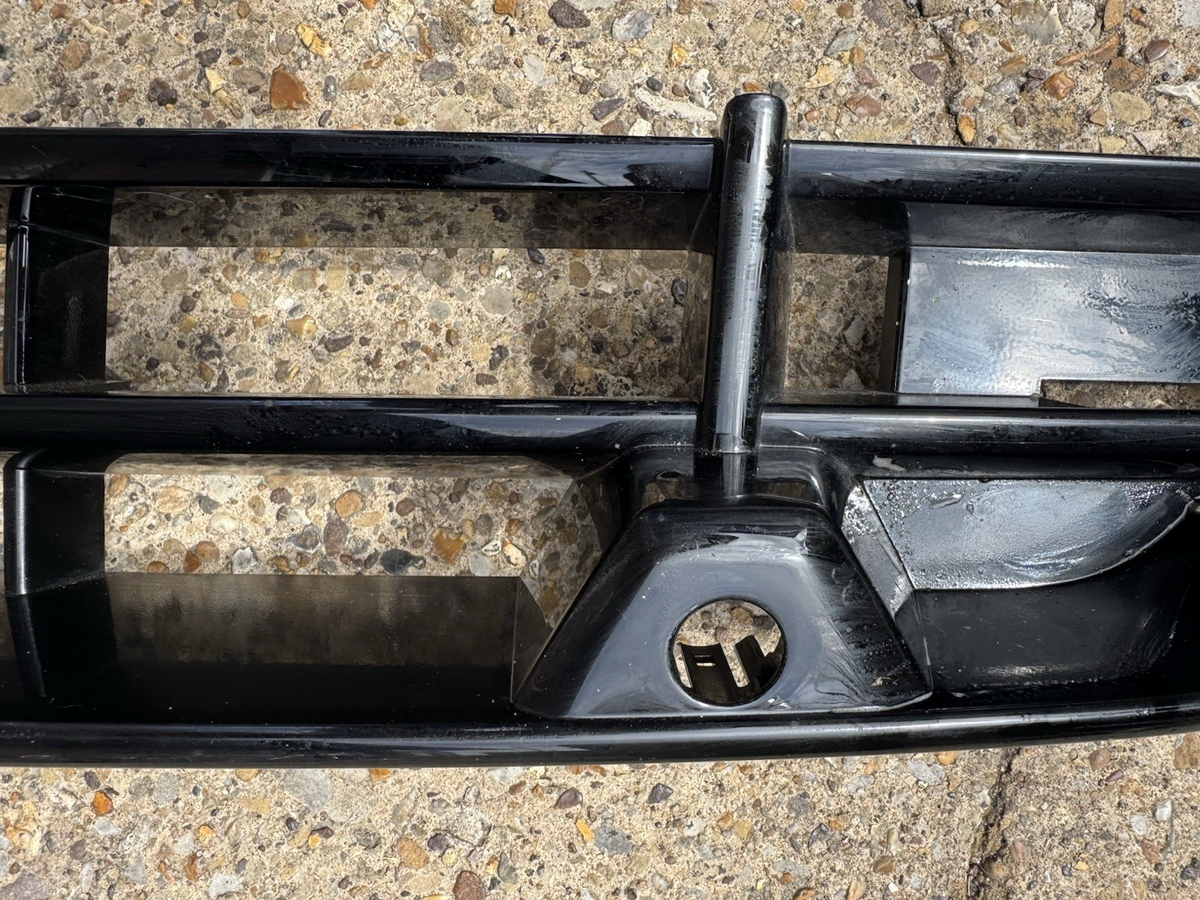 DAMAGED ! VOLVO V90 R-DESIGN FRONT BUMPER LOWER GRILLE 2020-ON 32227395