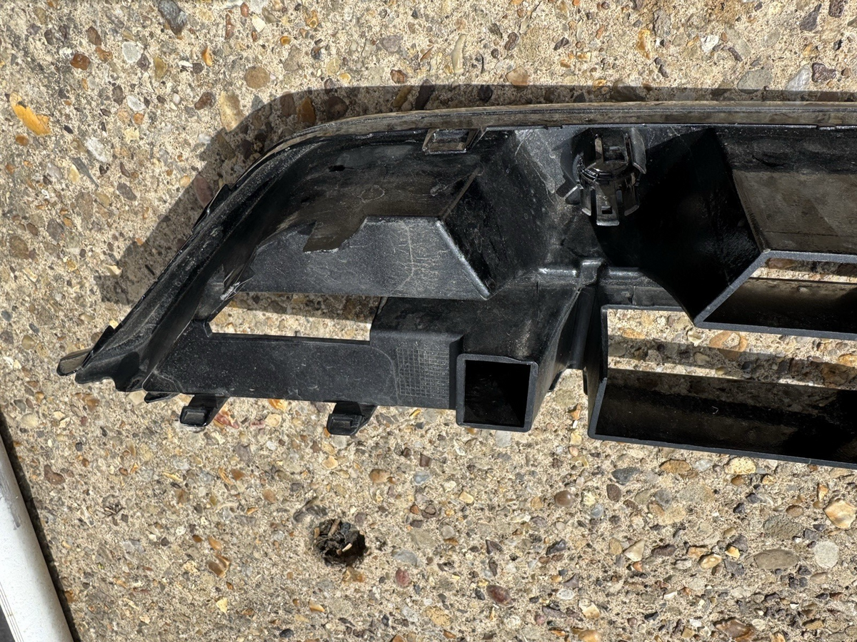 DAMAGED ! VOLVO V90 R-DESIGN FRONT BUMPER LOWER GRILLE 2020-ON 32227395