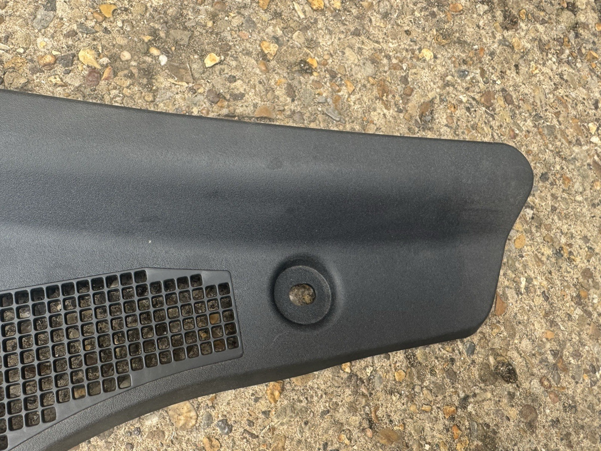 2023-25 RANGE ROVER FRONT RIGHT SIDE TRIM ACCESS VENT GRILL L461 L460