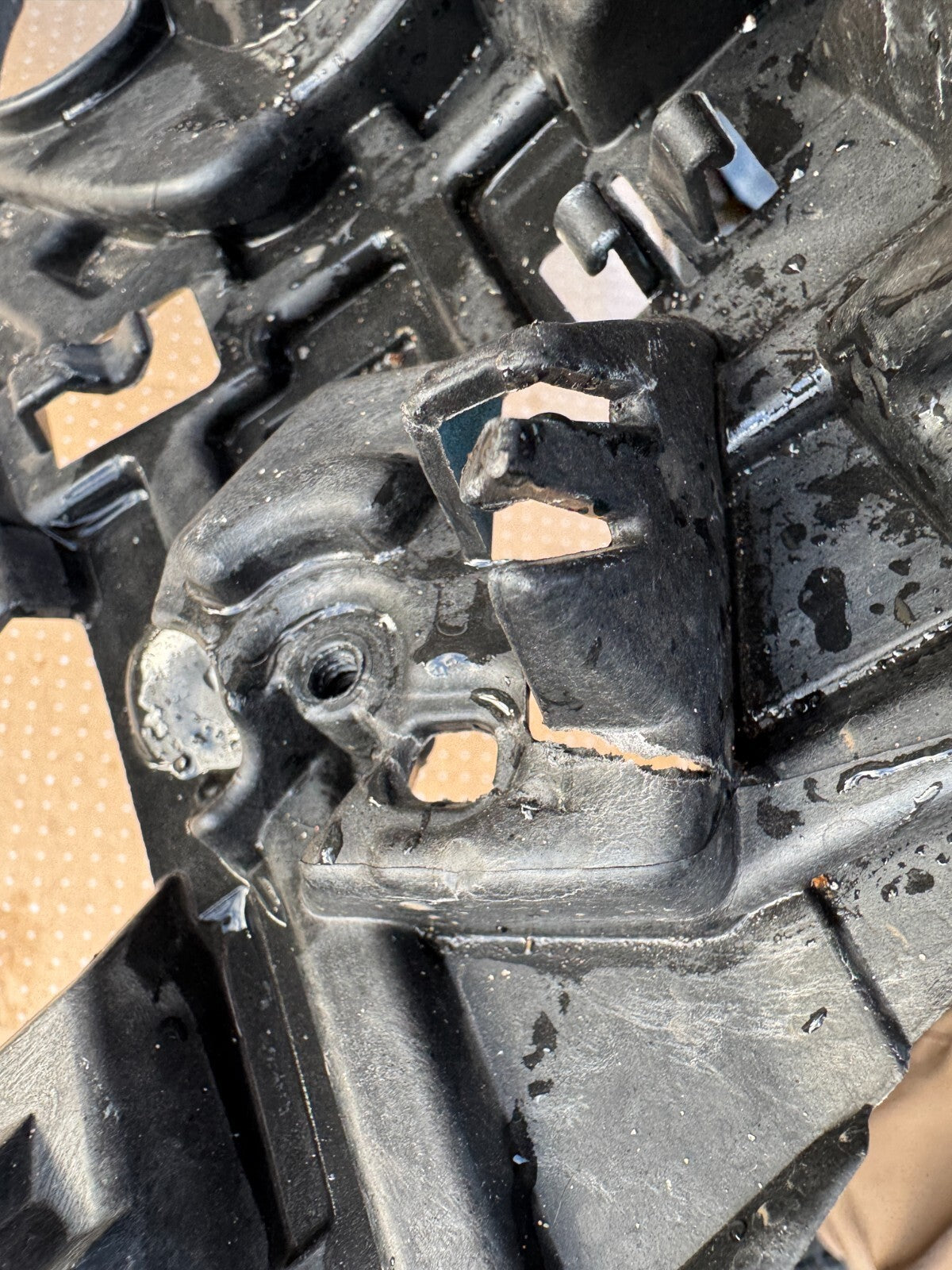 ขายึด - Volvo (32227397) RH ชำรุดเล็กน้อย