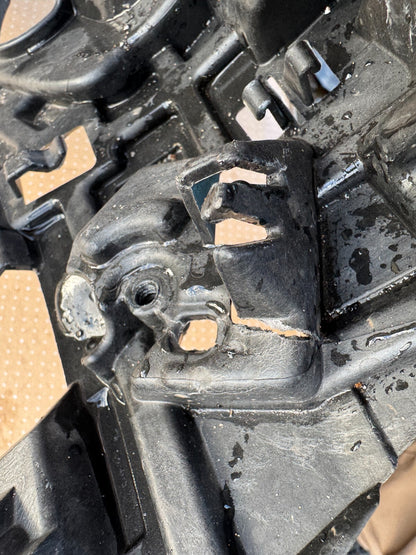 ขายึด - Volvo (32227397) RH ชำรุดเล็กน้อย