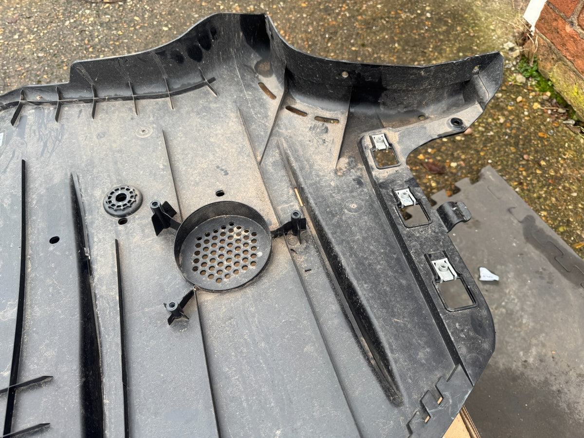 TESLA Model 3 Long 2024 แผ่นปิดใต้ท้องรถด้านหลัง 1582583-00-D 1582584-00-D ชำรุด