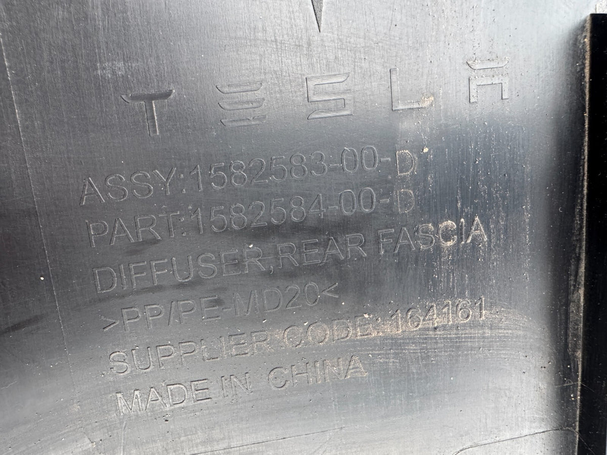TESLA Model 3 Long 2024 แผ่นปิดใต้ท้องรถด้านหลัง 1582583-00-D 1582584-00-D ชำรุด