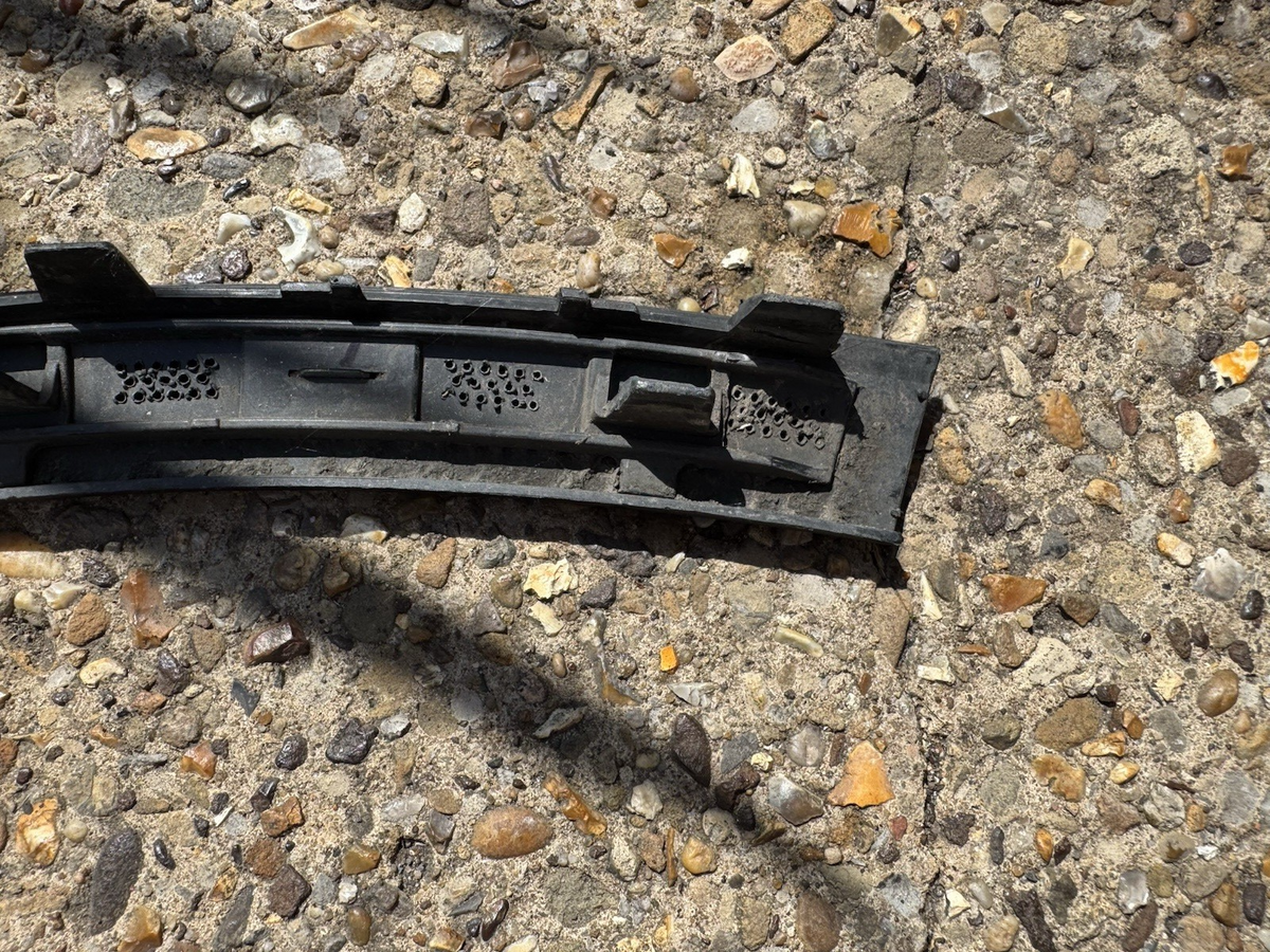 Polestar 2 Front arch trim 32216405 LH