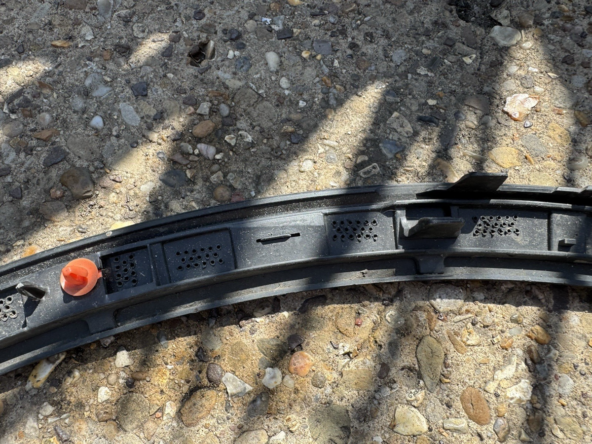 Polestar 2 Front arch trim 32216405 LH