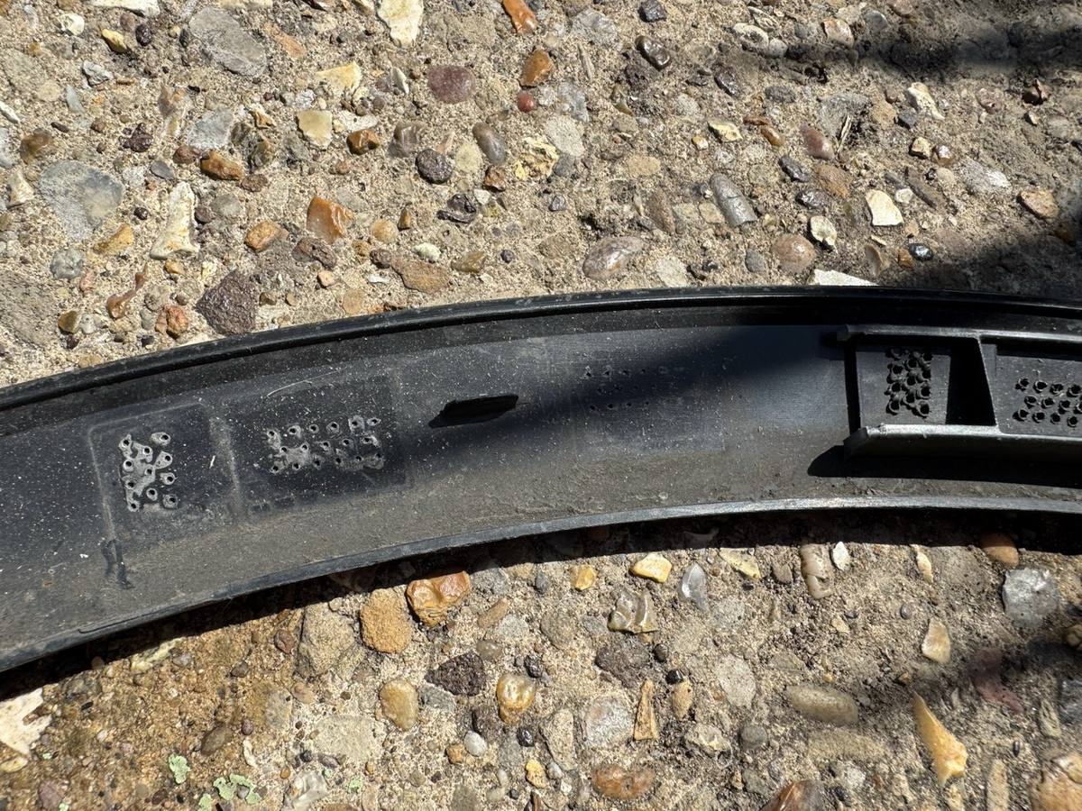 Polestar 2 Front arch trim 32216405 LH