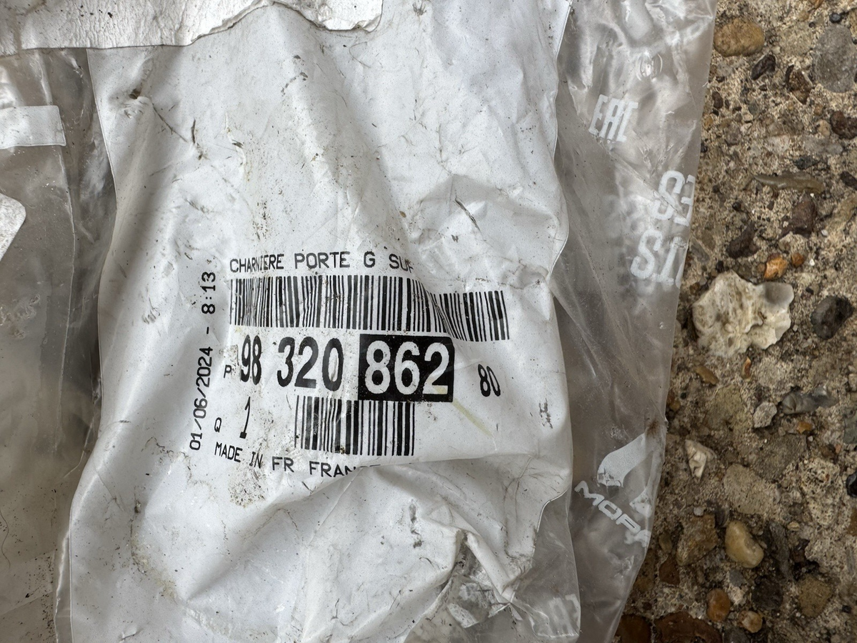 ONLY ONE PIECE Door hinge rear left - DS DS4 - 9832086280