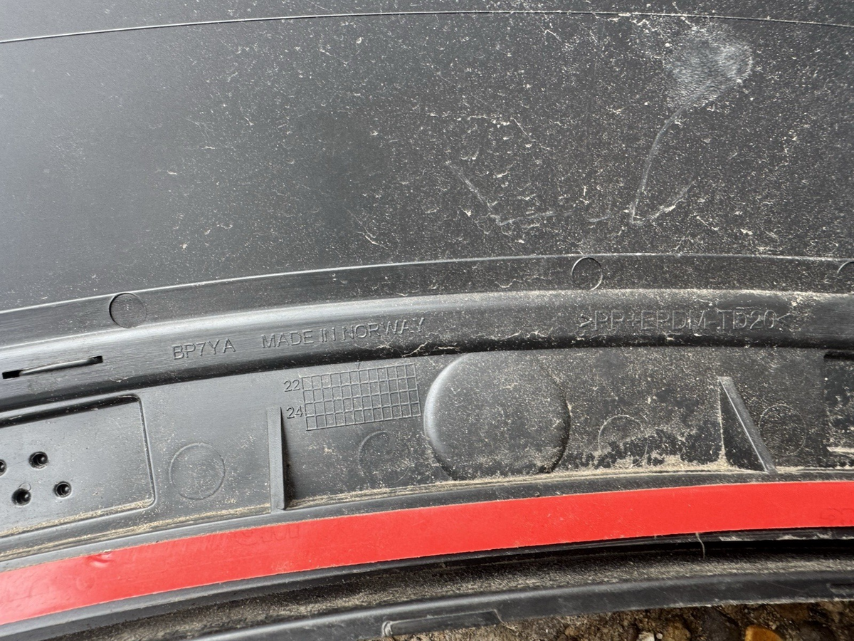 GENUINE VOLVO XC60 2018-2024 REAR LEFT SIDE WING FENDER MOLDING TRIM 31454801