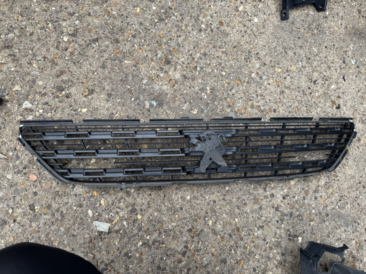damaged Bumper Grill For Peugeot 308 2Nd Series AA38247938 EB2DT/HNP (13 )