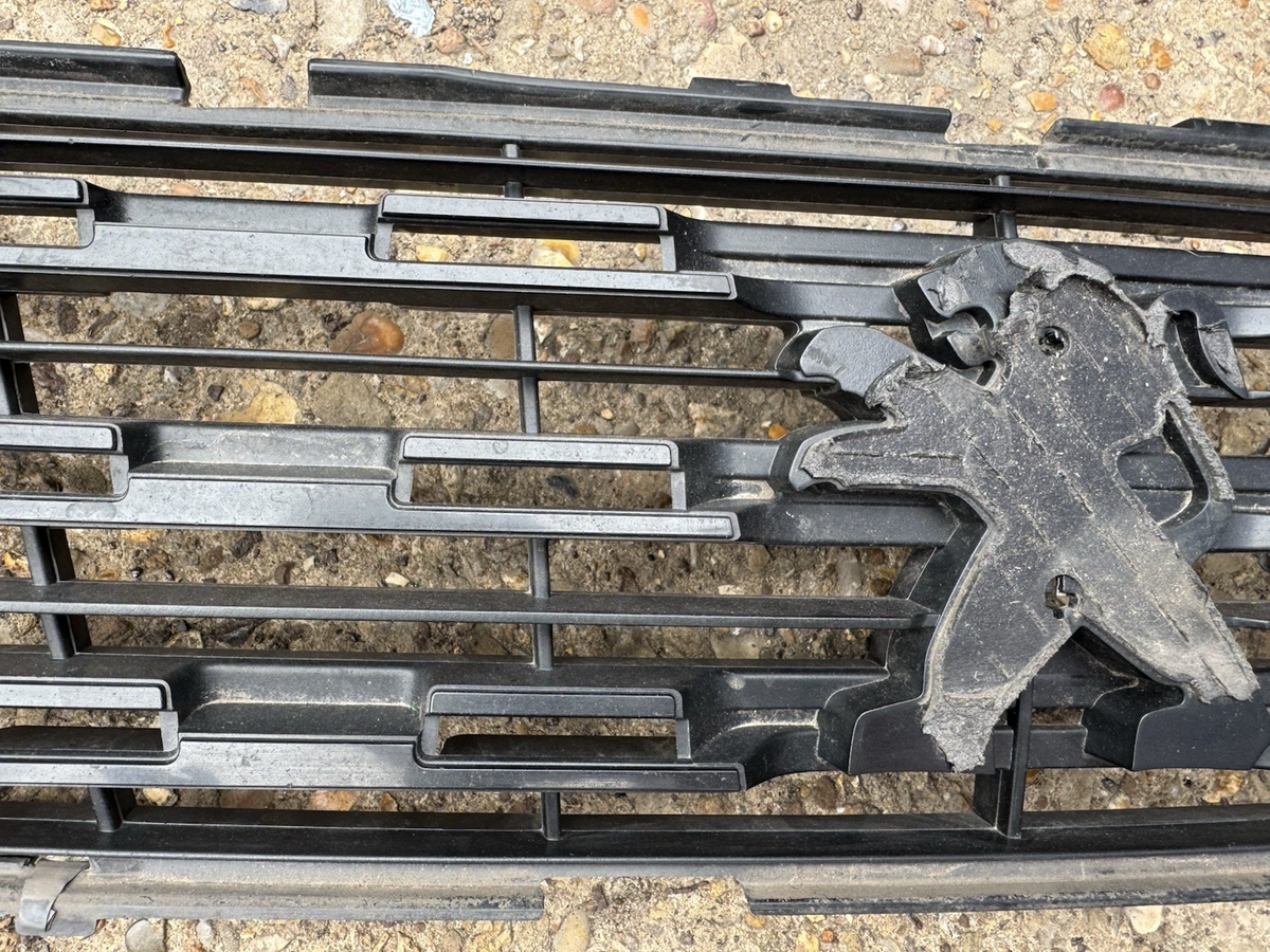 damaged Bumper Grill For Peugeot 308 2Nd Series AA38247938 EB2DT/HNP (13 )