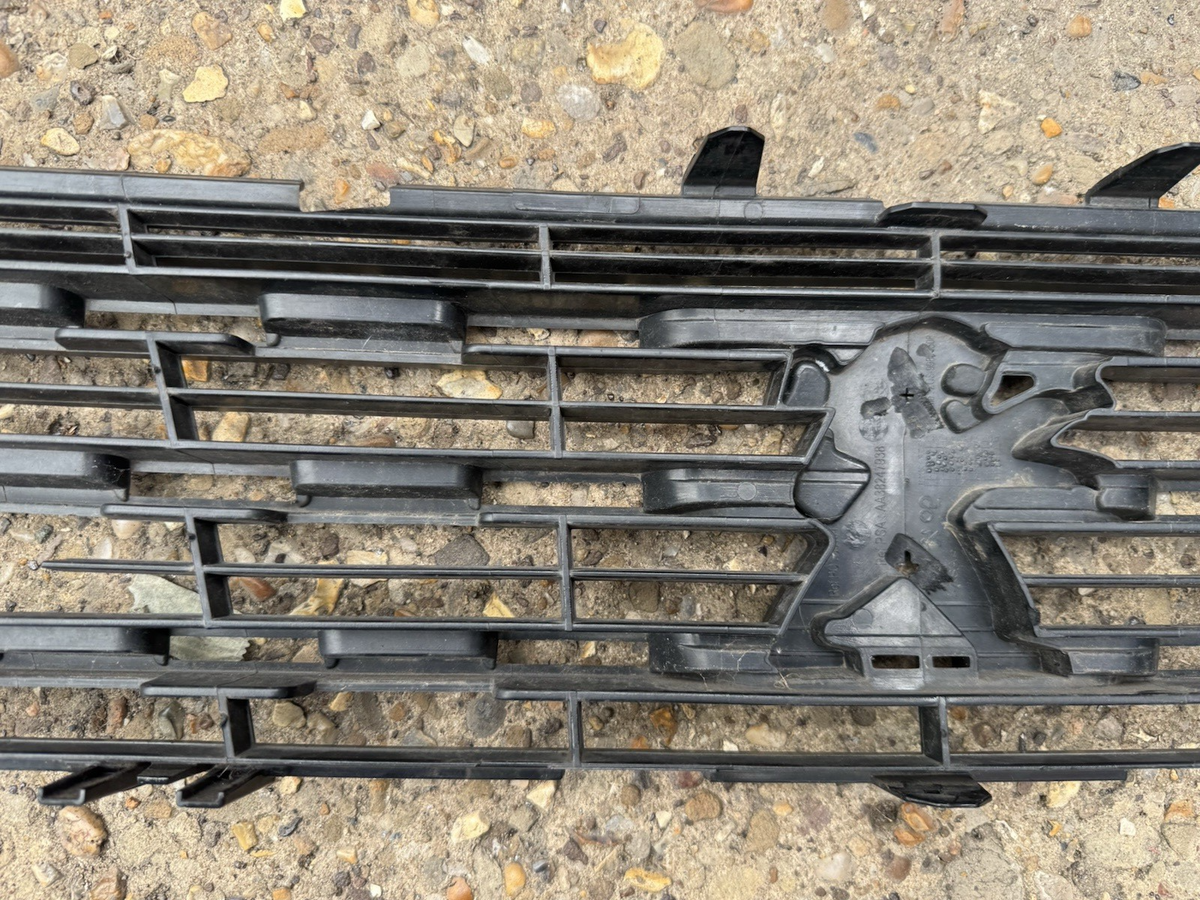 damaged Bumper Grill For Peugeot 308 2Nd Series AA38247938 EB2DT/HNP (13 )
