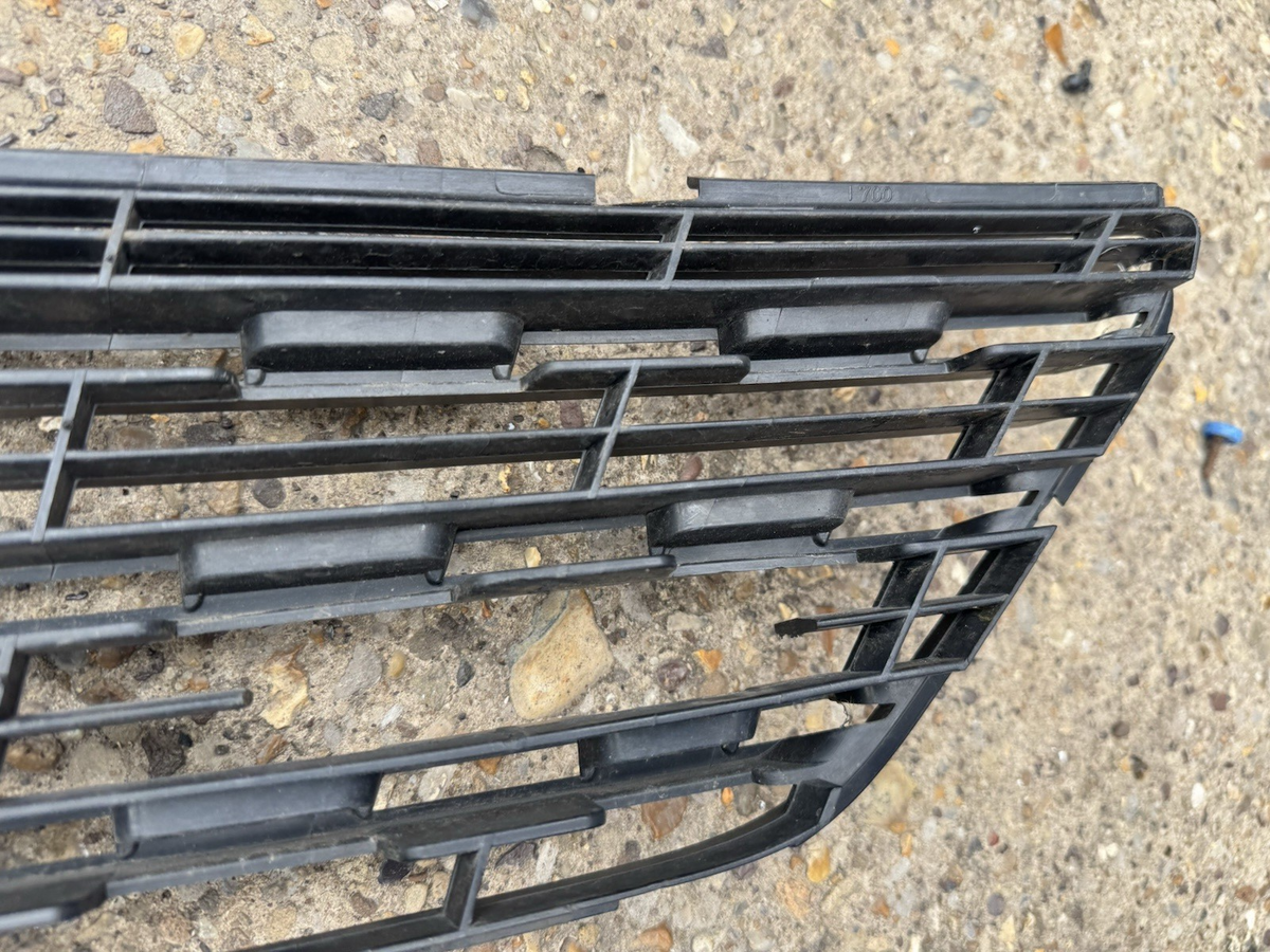 damaged Bumper Grill For Peugeot 308 2Nd Series AA38247938 EB2DT/HNP (13 )