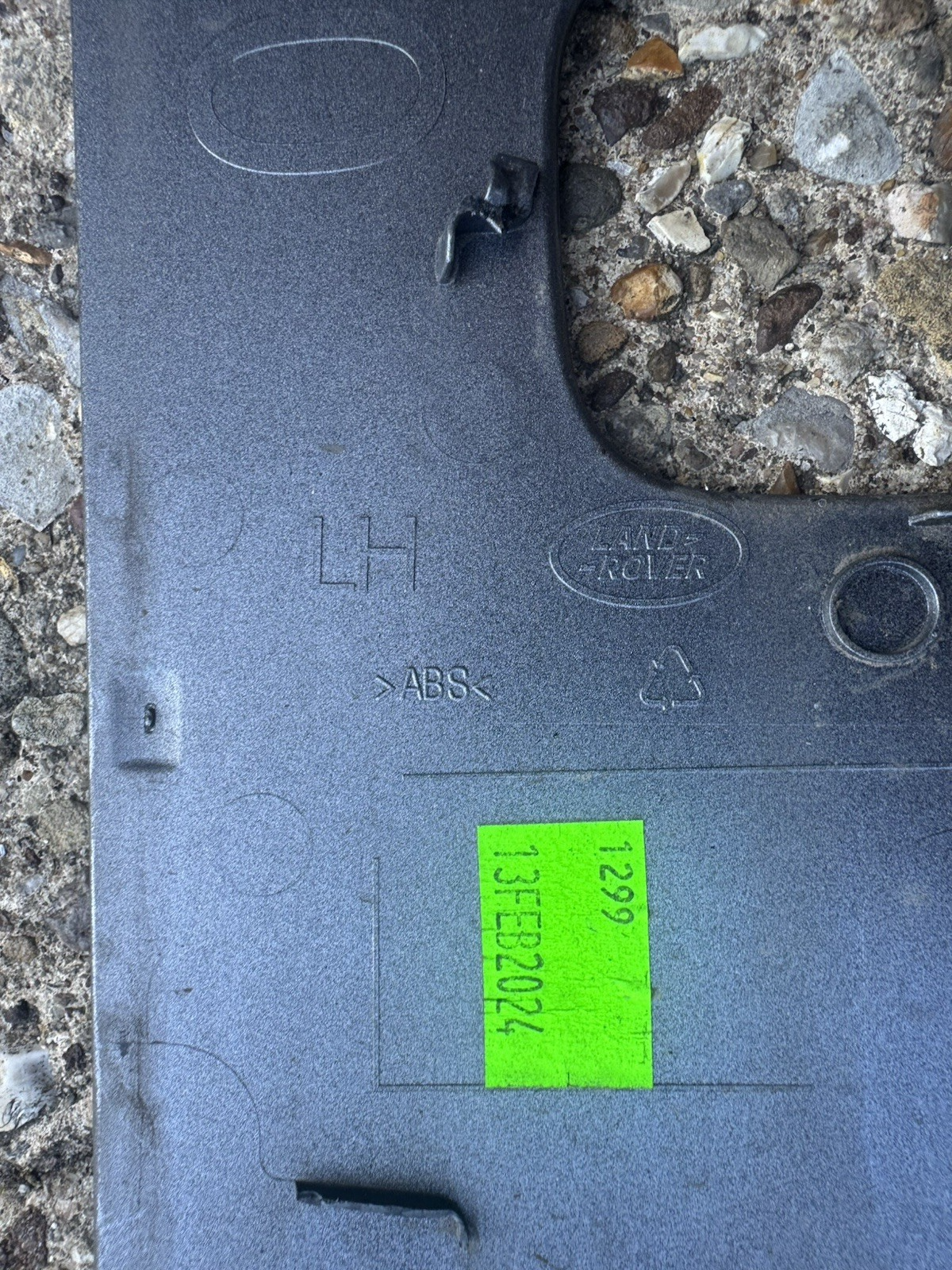 cracked N8B228661AD Cover left hl Land Rover Defender L663 2023 N8B2-28661-A
