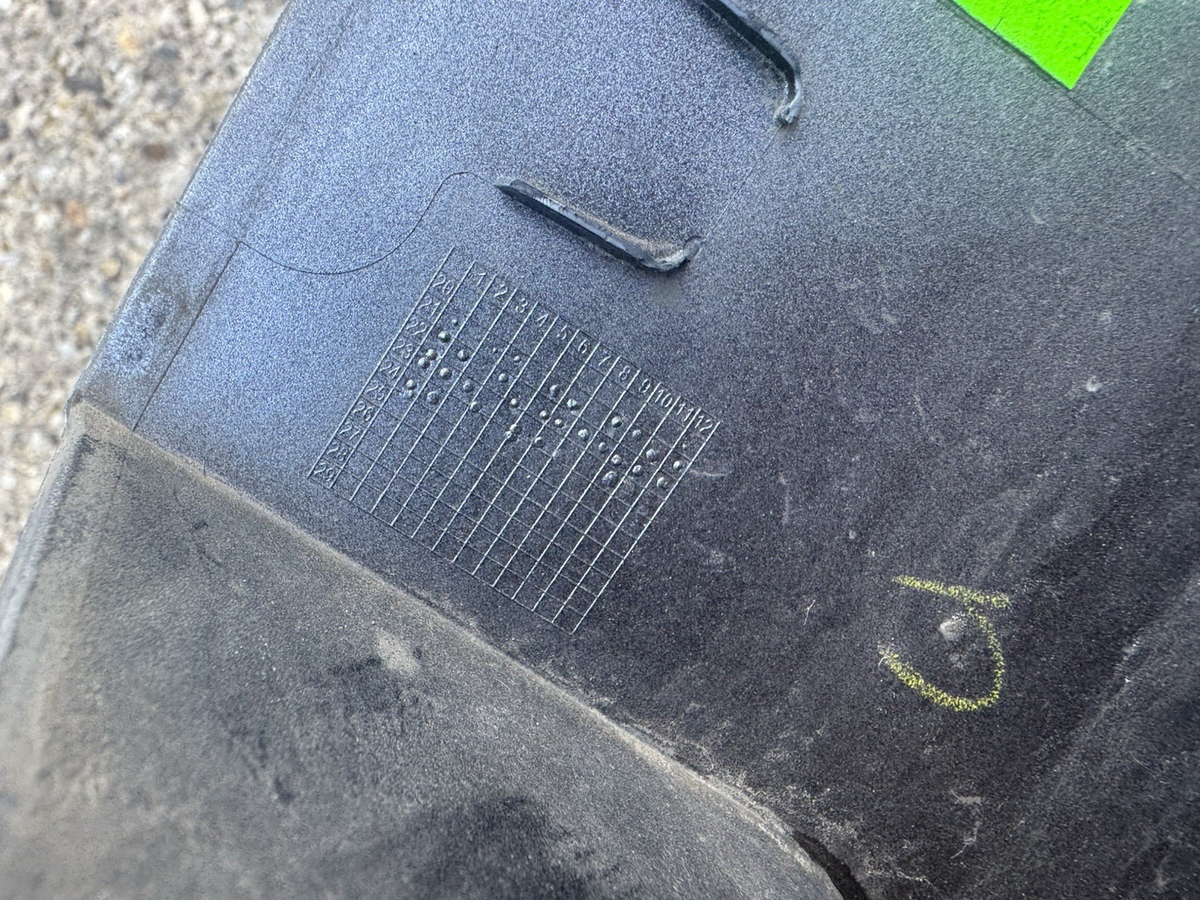 cracked N8B228661AD Cover left hl Land Rover Defender L663 2023 N8B2-28661-A