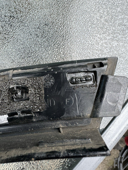 LAND ROVER DEFENDER L663 คิ้วซุ้มล้อหลังซ้าย L8B2-16A333-B แท้