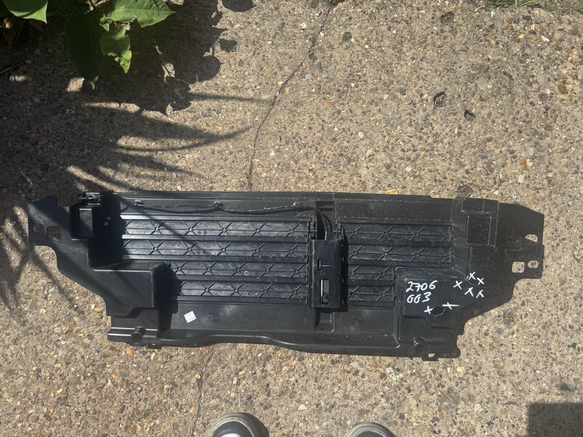 CRACKED Land Rover Discovery L462 Radiator Shutter HY32-8475-A Genuine