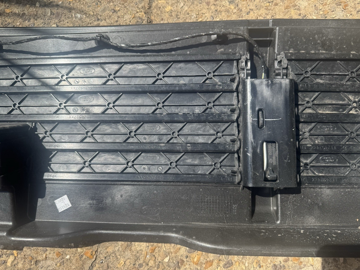 CRACKED Land Rover Discovery L462 Radiator Shutter HY32-8475-A Genuine