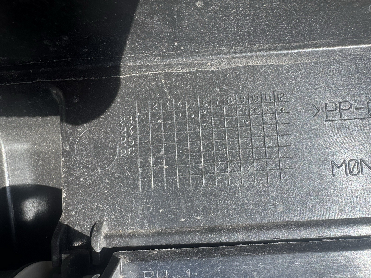 CRACKED Land Rover Discovery L462 Radiator Shutter HY32-8475-A Genuine