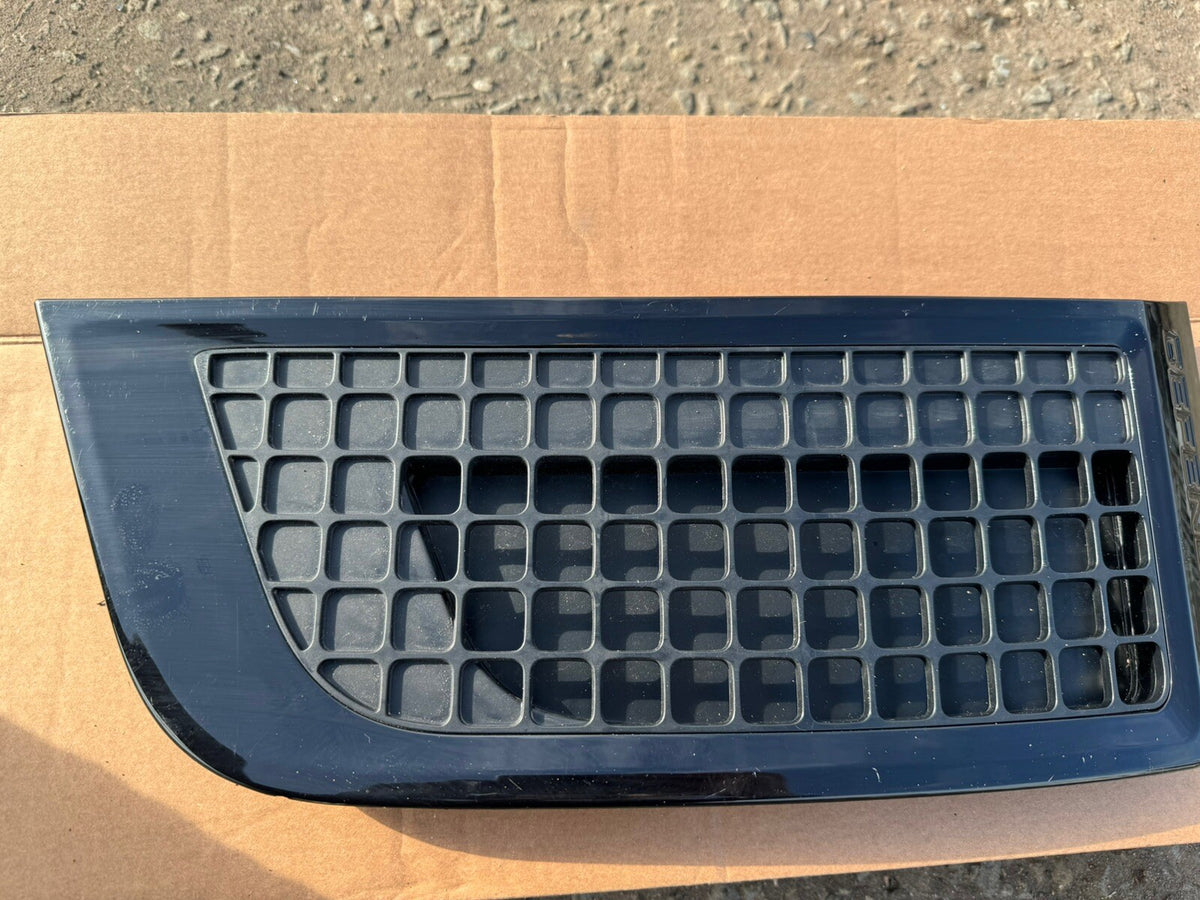 Land Rover Defender Front Right Wing Grill 2019 on N8B2-280B10-BA Tulen