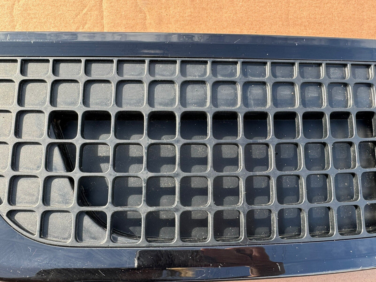 Land Rover Defender Front Right Wing Grill 2019 on N8B2-280B10-BA Tulen