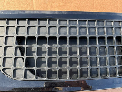 Land Rover Defender Front Right Wing Grill 2019 on N8B2-280B10-BA Tulen