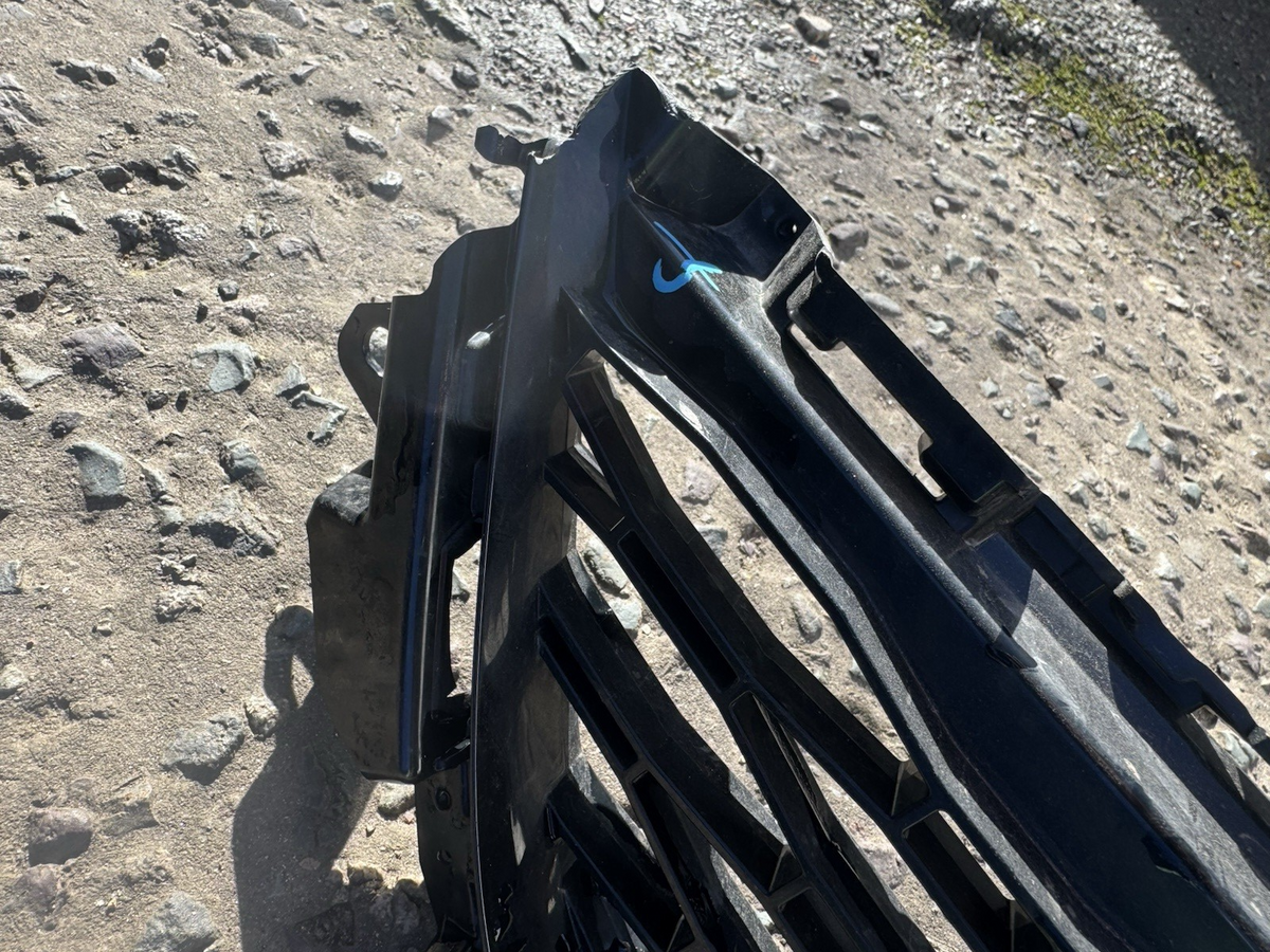 Range Rover Sport L461 2022-ON Front Bumper Lower Grille N9X2-17F791-B Damaged
