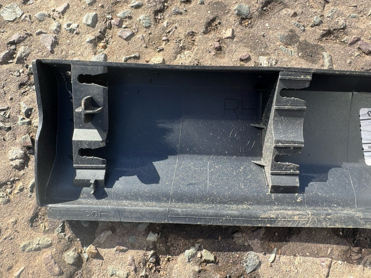 Molding Pintu Kanan Belakang Discovery 4 L319 9H22-20170-A