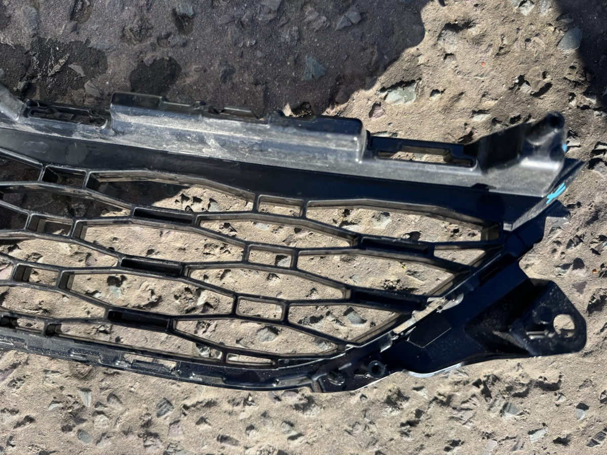 Range Rover Sport L461 2022-ON Front Bumper Lower Grille N9X2-17F791-B Damaged