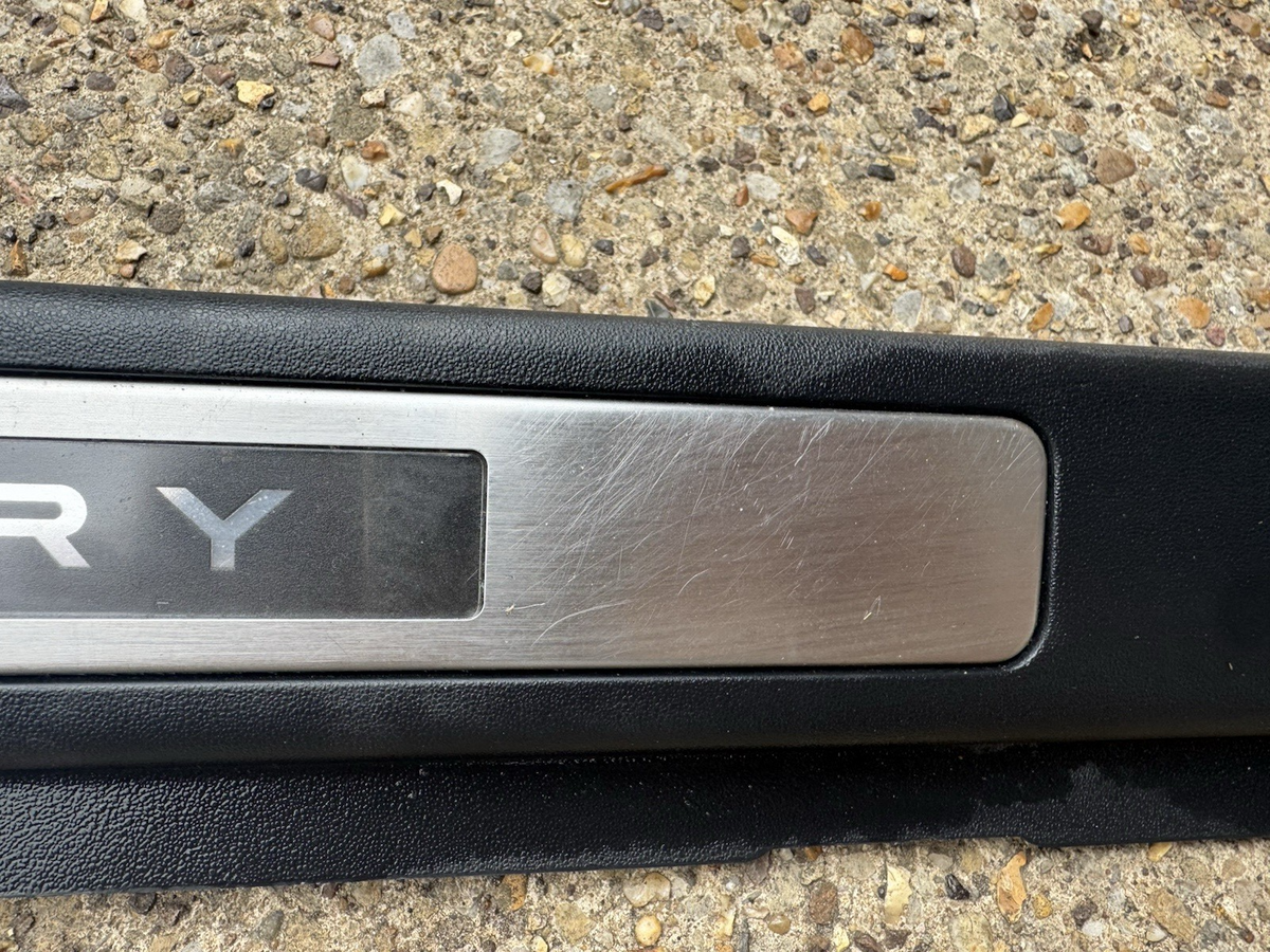 2024 Discovery Sport D L550 R Dynamic Sill Trim Drivers Front LK72-02348