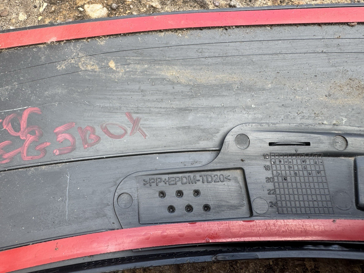 Volvo wheel arch trim 31650211 LH