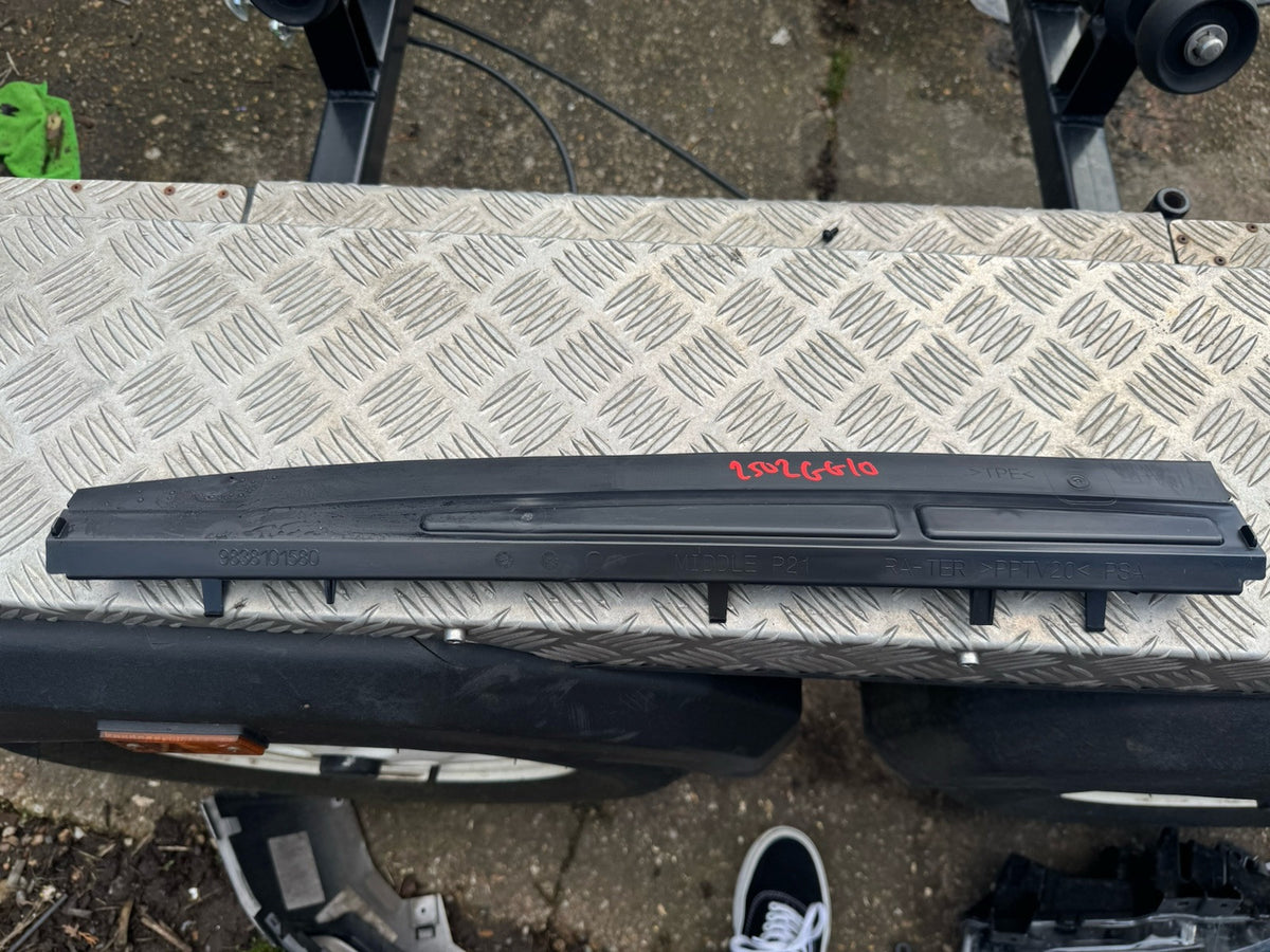 Peugeot 208 II air vent 9838101580