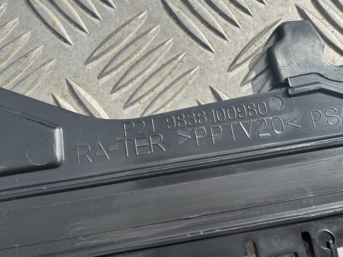 Peugeot 208 II air vent 9838100980