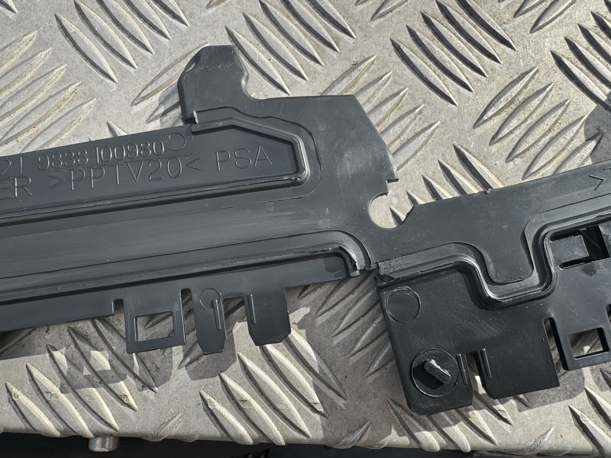 Peugeot 208 II air vent 9838100980