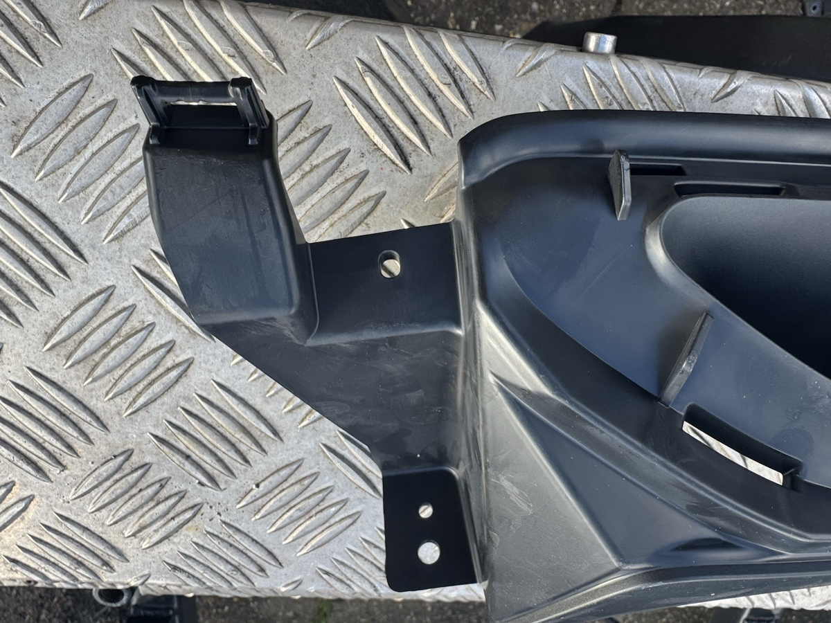 *NEW MERCEDES E CLASS W213 REAR RIGHT EXHAUST TIP BRACKET A2138856706 17-ON