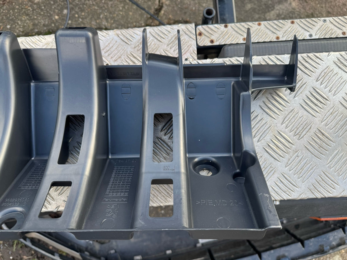 New Genuine OEM Peugeot 3008 Rear Bumper Bracket P/N- 7416P8::9682936080